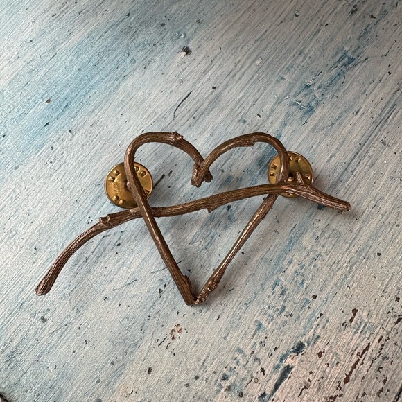 Antiqued brass grapevine-like rustic heart pin - Picture 4 of 8
